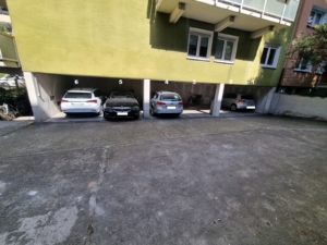 Überdachter KFZ-Stellplatz im Hof des Hauses Robert-Blum-Str.4/Habsburger Allee 95 in Frankfurt-Bornheim/Ostend zu vermieten