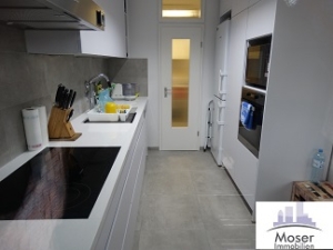 RESERVIERT! Schicke 5 Zimmer + 2 Balkone -Fußbodenheizung – Schwimmbad + Sauna im Haus – ruhig in Niederrad