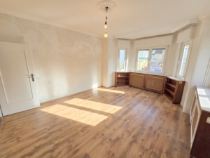 Kapitalanleger oder Eigennutzer aufgepasst! Großzügige 5-Zimmer Eigentums-Wohnung inkl. Einbauküche und mit Gartenanteil + KFZ-Stellplatz – zentral in Obertshausen