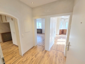 Kapitalanleger oder Eigennutzer aufgepasst! Großzügige 5-Zimmer Eigentums-Wohnung inkl. Einbauküche und mit Gartenanteil + KFZ-Stellplatz – zentral in Obertshausen