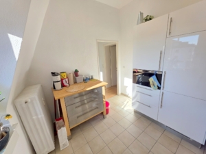 VERMIETET! Altbaucharme Pur + ganz oben! Sonnige 2-Zimmer Altbau Wohnung – zentral in Sachsenhausen