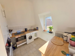 VERMIETET! Altbaucharme Pur + ganz oben! Sonnige 2-Zimmer Altbau Wohnung – zentral in Sachsenhausen