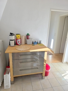 VERMIETET! Altbaucharme Pur + ganz oben! Sonnige 2-Zimmer Altbau Wohnung – zentral in Sachsenhausen