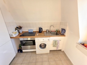VERMIETET! Altbaucharme Pur + ganz oben! Sonnige 2-Zimmer Altbau Wohnung – zentral in Sachsenhausen