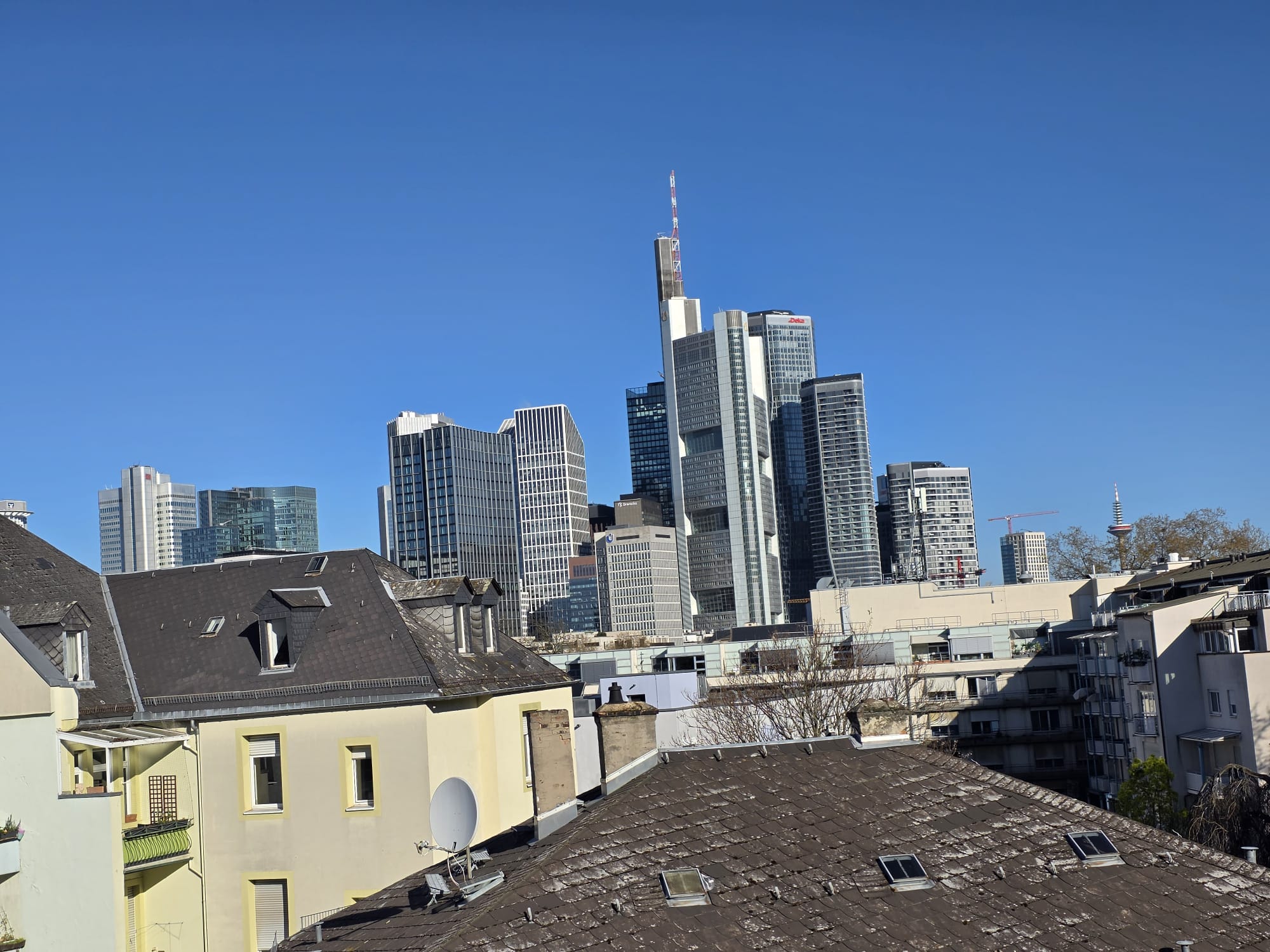 VERMIETET! Altbaucharme Pur + ganz oben! Sonnige 2-Zimmer Altbau Wohnung – zentral in Sachsenhausen