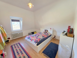 VERMIETET! Altbaucharme Pur + ganz oben! Sonnige 2-Zimmer Altbau Wohnung – zentral in Sachsenhausen