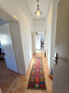 VERMIETET! Altbaucharme Pur + ganz oben! Sonnige 2-Zimmer Altbau Wohnung – zentral in Sachsenhausen