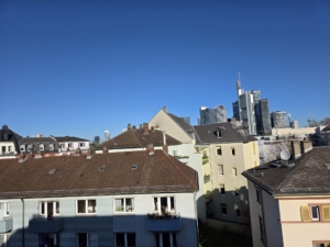 VERMIETET! Altbaucharme Pur + ganz oben! Sonnige 2-Zimmer Altbau Wohnung – zentral in Sachsenhausen