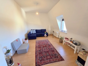 VERMIETET! Altbaucharme Pur + ganz oben! Sonnige 2-Zimmer Altbau Wohnung – zentral in Sachsenhausen