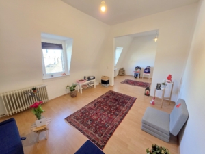 VERMIETET! Altbaucharme Pur + ganz oben! Sonnige 2-Zimmer Altbau Wohnung – zentral in Sachsenhausen