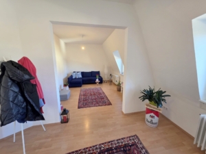 VERMIETET! Altbaucharme Pur + ganz oben! Sonnige 2-Zimmer Altbau Wohnung – zentral in Sachsenhausen