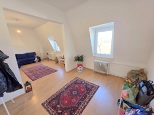 VERMIETET! Altbaucharme Pur + ganz oben! Sonnige 2-Zimmer Altbau Wohnung – zentral in Sachsenhausen
