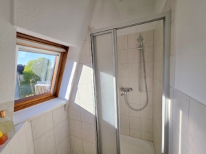 VERMIETET! Altbaucharme Pur + ganz oben! Sonnige 2-Zimmer Altbau Wohnung – zentral in Sachsenhausen
