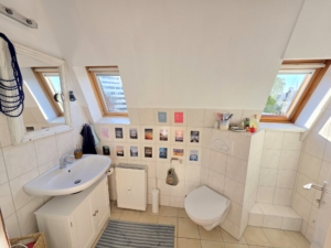 VERMIETET! Altbaucharme Pur + ganz oben! Sonnige 2-Zimmer Altbau Wohnung – zentral in Sachsenhausen