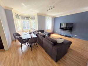 VERMIETET! Mitten im Leben von Sachsenhausen! Sonnige 4 Zimmerwohnung mit Balkon, Einbauküche + Gäste-WC!