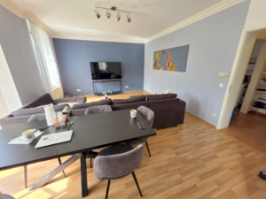 VERMIETET! Mitten im Leben von Sachsenhausen! Sonnige 4 Zimmerwohnung mit Balkon, Einbauküche + Gäste-WC!
