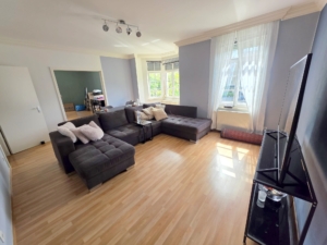 VERMIETET! Mitten im Leben von Sachsenhausen! Sonnige 4 Zimmerwohnung mit Balkon, Einbauküche + Gäste-WC!