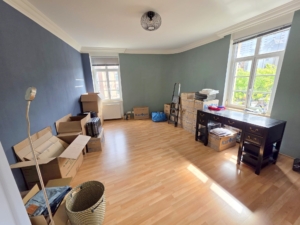 VERMIETET! Mitten im Leben von Sachsenhausen! Sonnige 4 Zimmerwohnung mit Balkon, Einbauküche + Gäste-WC!