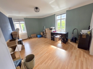 VERMIETET! Mitten im Leben von Sachsenhausen! Sonnige 4 Zimmerwohnung mit Balkon, Einbauküche + Gäste-WC!