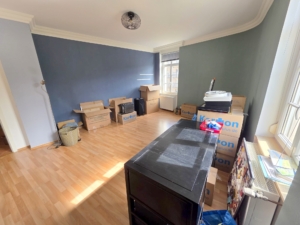 VERMIETET! Mitten im Leben von Sachsenhausen! Sonnige 4 Zimmerwohnung mit Balkon, Einbauküche + Gäste-WC!
