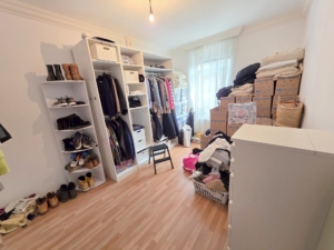 VERMIETET! Mitten im Leben von Sachsenhausen! Sonnige 4 Zimmerwohnung mit Balkon, Einbauküche + Gäste-WC!