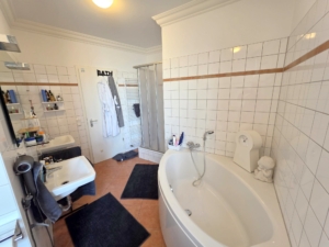 VERMIETET! Mitten im Leben von Sachsenhausen! Sonnige 4 Zimmerwohnung mit Balkon, Einbauküche + Gäste-WC!
