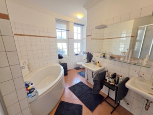 VERMIETET! Mitten im Leben von Sachsenhausen! Sonnige 4 Zimmerwohnung mit Balkon, Einbauküche + Gäste-WC!