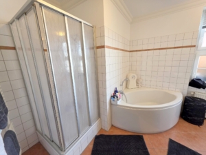 VERMIETET! Mitten im Leben von Sachsenhausen! Sonnige 4 Zimmerwohnung mit Balkon, Einbauküche + Gäste-WC!