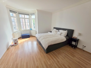 VERMIETET! Mitten im Leben von Sachsenhausen! Sonnige 4 Zimmerwohnung mit Balkon, Einbauküche + Gäste-WC!