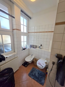 VERMIETET! Mitten im Leben von Sachsenhausen! Sonnige 4 Zimmerwohnung mit Balkon, Einbauküche + Gäste-WC!