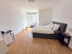 VERMIETET! Mitten im Leben von Sachsenhausen! Sonnige 4 Zimmerwohnung mit Balkon, Einbauküche + Gäste-WC!