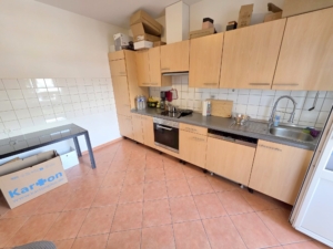 VERMIETET! Mitten im Leben von Sachsenhausen! Sonnige 4 Zimmerwohnung mit Balkon, Einbauküche + Gäste-WC!