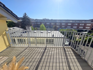 VERMIETET! Schicke 4 Zimmer Dachgeschosswohnung + 2 Balkone + 2 Bäder + Fußbodenheizung -ruhig + zentral in Rödelheim