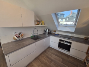 VERMIETET! Schicke 4 Zimmer Dachgeschosswohnung + 2 Balkone + 2 Bäder + Fußbodenheizung -ruhig + zentral in Rödelheim