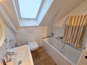 VERMIETET! Schicke 4 Zimmer Dachgeschosswohnung + 2 Balkone + 2 Bäder + Fußbodenheizung -ruhig + zentral in Rödelheim