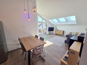 VERMIETET! Schicke 4 Zimmer Dachgeschosswohnung + 2 Balkone + 2 Bäder + Fußbodenheizung -ruhig + zentral in Rödelheim