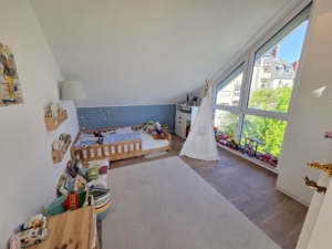 VERMIETET! Schicke 4 Zimmer Dachgeschosswohnung + 2 Balkone + 2 Bäder + Fußbodenheizung -ruhig + zentral in Rödelheim