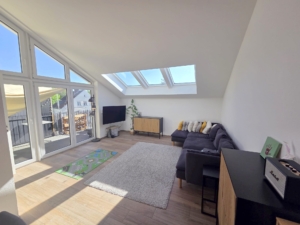 VERMIETET! Schicke 4 Zimmer Dachgeschosswohnung + 2 Balkone + 2 Bäder + Fußbodenheizung -ruhig + zentral in Rödelheim