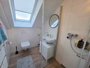 VERMIETET! Schicke 4 Zimmer Dachgeschosswohnung + 2 Balkone + 2 Bäder + Fußbodenheizung -ruhig + zentral in Rödelheim