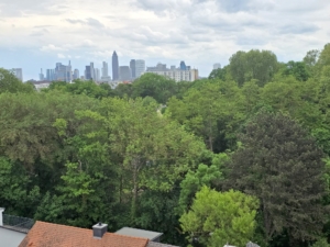 Ganz oben im Altbau! Sonnige+ richtig große Dachstudio Wohnung mit Skyline- + Taunusblick – ruhig in Rödelheim