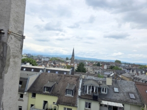 Ganz oben im Altbau! Sonnige+ richtig große Dachstudio Wohnung mit Skyline- + Taunusblick – ruhig in Rödelheim