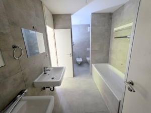 RESERVIERT! Schicke 5 Zimmer + 2 Balkone -Fußbodenheizung – Schwimmbad + Sauna im Haus – ruhig in Niederrad