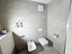 RESERVIERT! Schicke 5 Zimmer + 2 Balkone -Fußbodenheizung – Schwimmbad + Sauna im Haus – ruhig in Niederrad