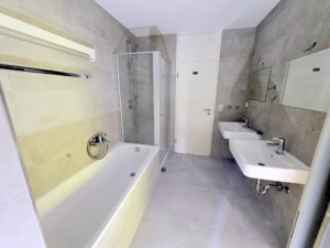 RESERVIERT! Schicke 5 Zimmer + 2 Balkone -Fußbodenheizung – Schwimmbad + Sauna im Haus – ruhig in Niederrad