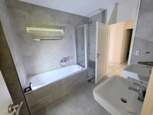 RESERVIERT! Schicke 5 Zimmer + 2 Balkone -Fußbodenheizung – Schwimmbad + Sauna im Haus – ruhig in Niederrad