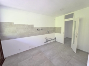 RESERVIERT! Schicke 5 Zimmer + 2 Balkone -Fußbodenheizung – Schwimmbad + Sauna im Haus – ruhig in Niederrad