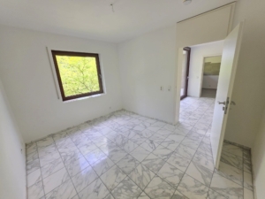 RESERVIERT! Schicke 5 Zimmer + 2 Balkone -Fußbodenheizung – Schwimmbad + Sauna im Haus – ruhig in Niederrad