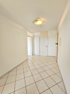 VERMIETET! Ganz oben mit tollem Blick! Neu Renoviert! 3 sonnige Zimmer mit Süd- Balkon + neuer Einbauküche + TG Platz in Oberrad!