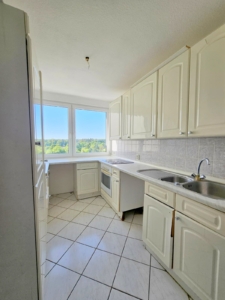 VERMIETET! Ganz oben mit tollem Blick! Neu Renoviert! 3 sonnige Zimmer mit Süd- Balkon + neuer Einbauküche + TG Platz in Oberrad!
