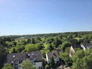 VERMIETET! Ganz oben mit tollem Blick! Neu Renoviert! 3 sonnige Zimmer mit Süd- Balkon + neuer Einbauküche + TG Platz in Oberrad!